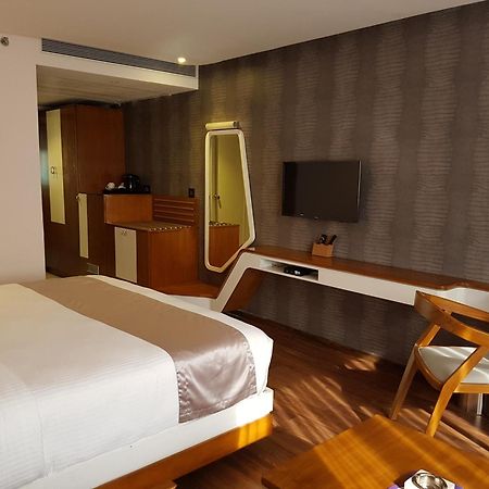 Hotel The Blooms Cochin à Kochi Extérieur photo