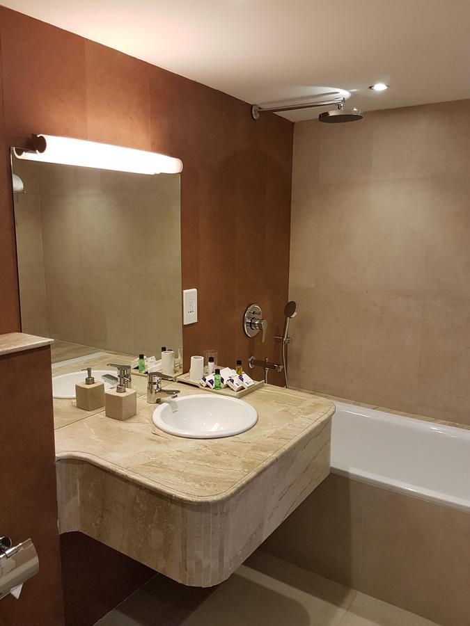 Hotel The Blooms Cochin à Kochi Extérieur photo